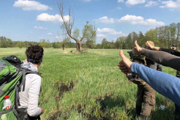 Gruppe zeigt Daumen nach oben