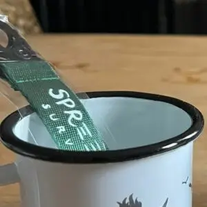 Schlüsselanhänger in einer Emaille Tasse